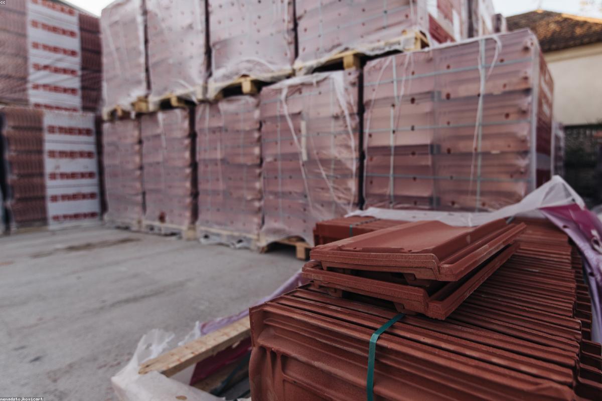 Rangées de parpaings et briques sur palettes en libre-service